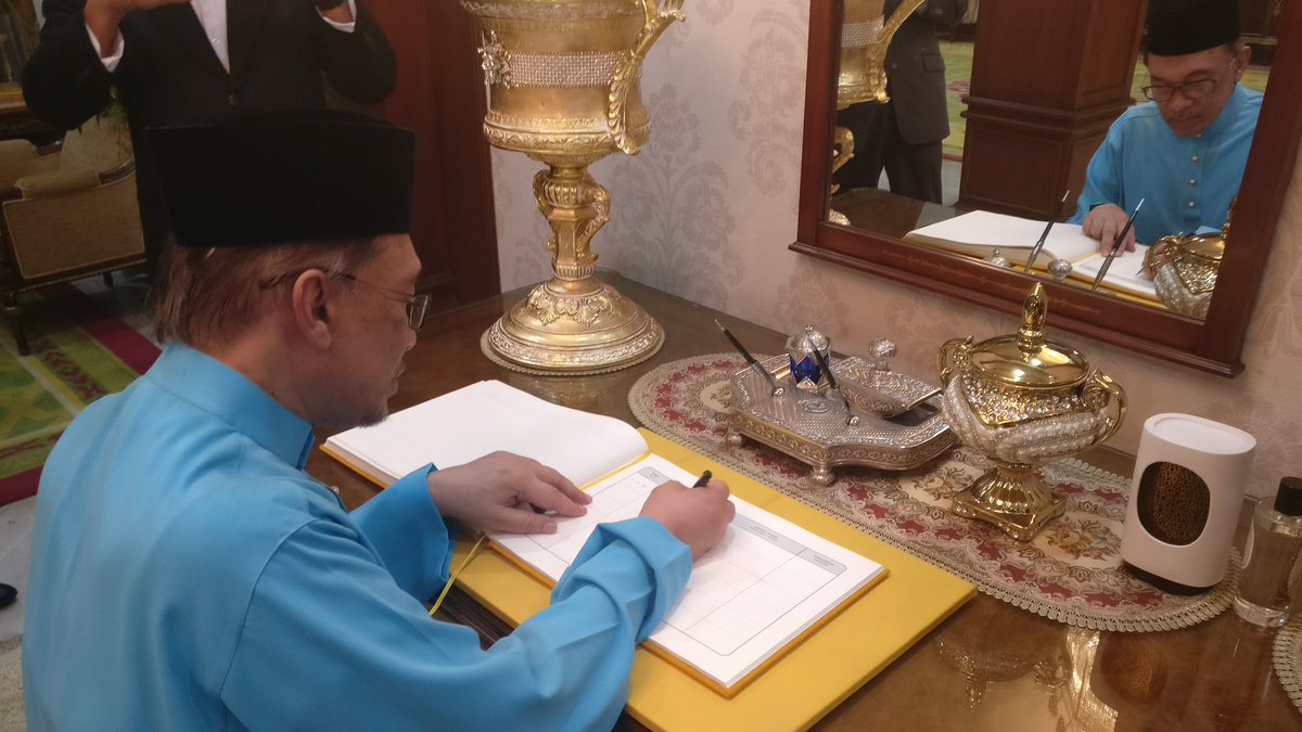 This is probably how Anwar had written the letter. Img from @AICMalaysia Twitter
