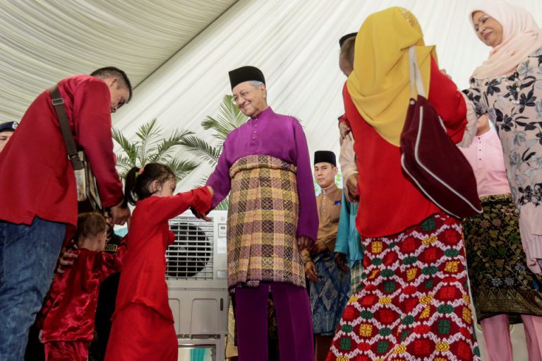 7 Malaysian things that might be considered ‘bad manners’ by etiquette