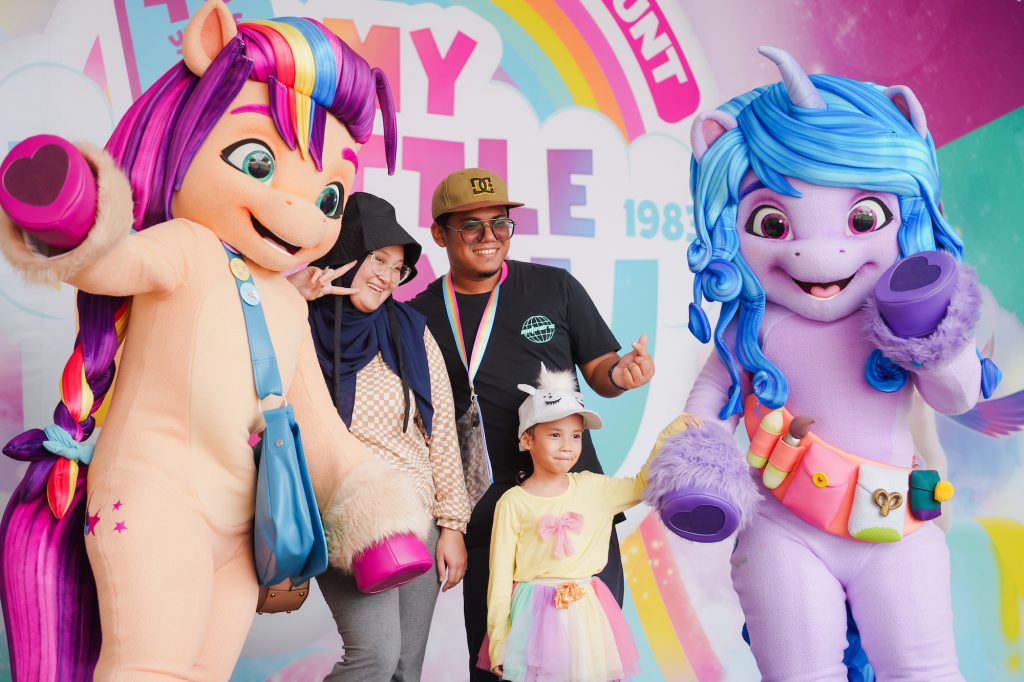 My Little Pony Rainbow Run and Hunt Malaysia Sunny Starscout and Izzie Moonbow Meet & Greet
