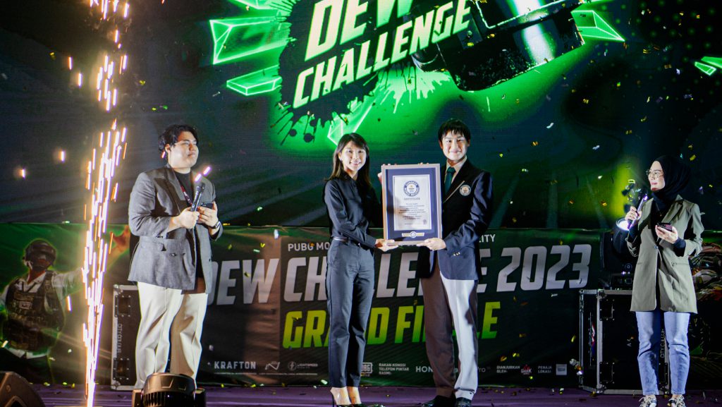Kazuyoshi Kirimura certifies Mountain Dew's Guinness World Record 