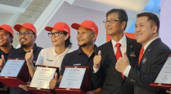 Canon Marketing Malaysia CEO Masato Yoshiie and head of division Edward Chang posing with the EOS Masters after the signing ceremony
