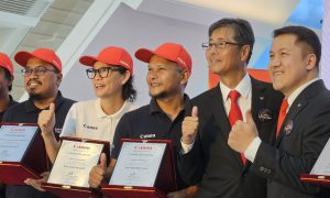 Canon Marketing Malaysia CEO Masato Yoshiie and head of division Edward Chang posing with the EOS Masters after the signing ceremony