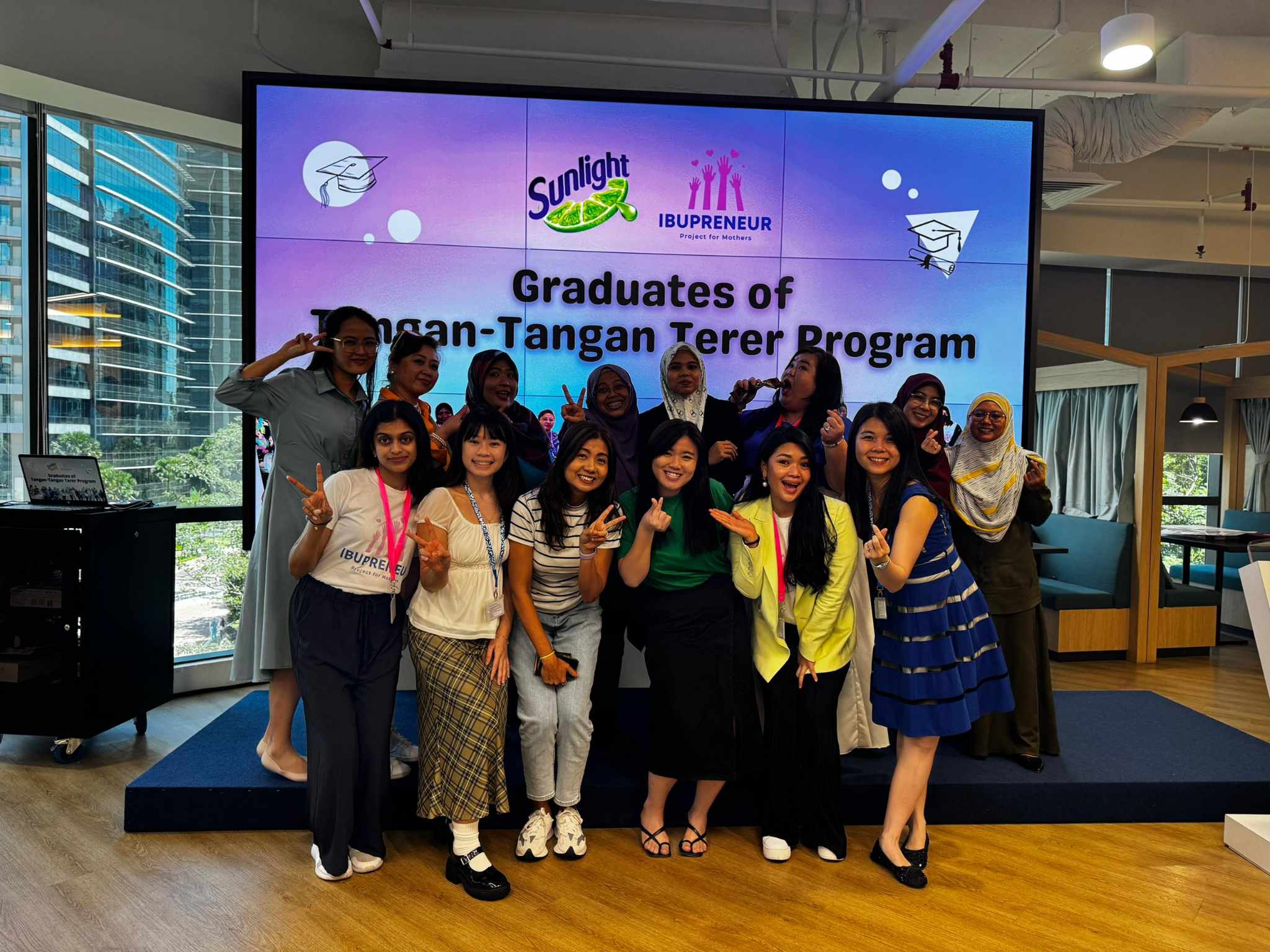 Graduates of the inaugural Tangan Tangan Terer programme organised by Sunlight Malaysia in partnership with Ibupreneur