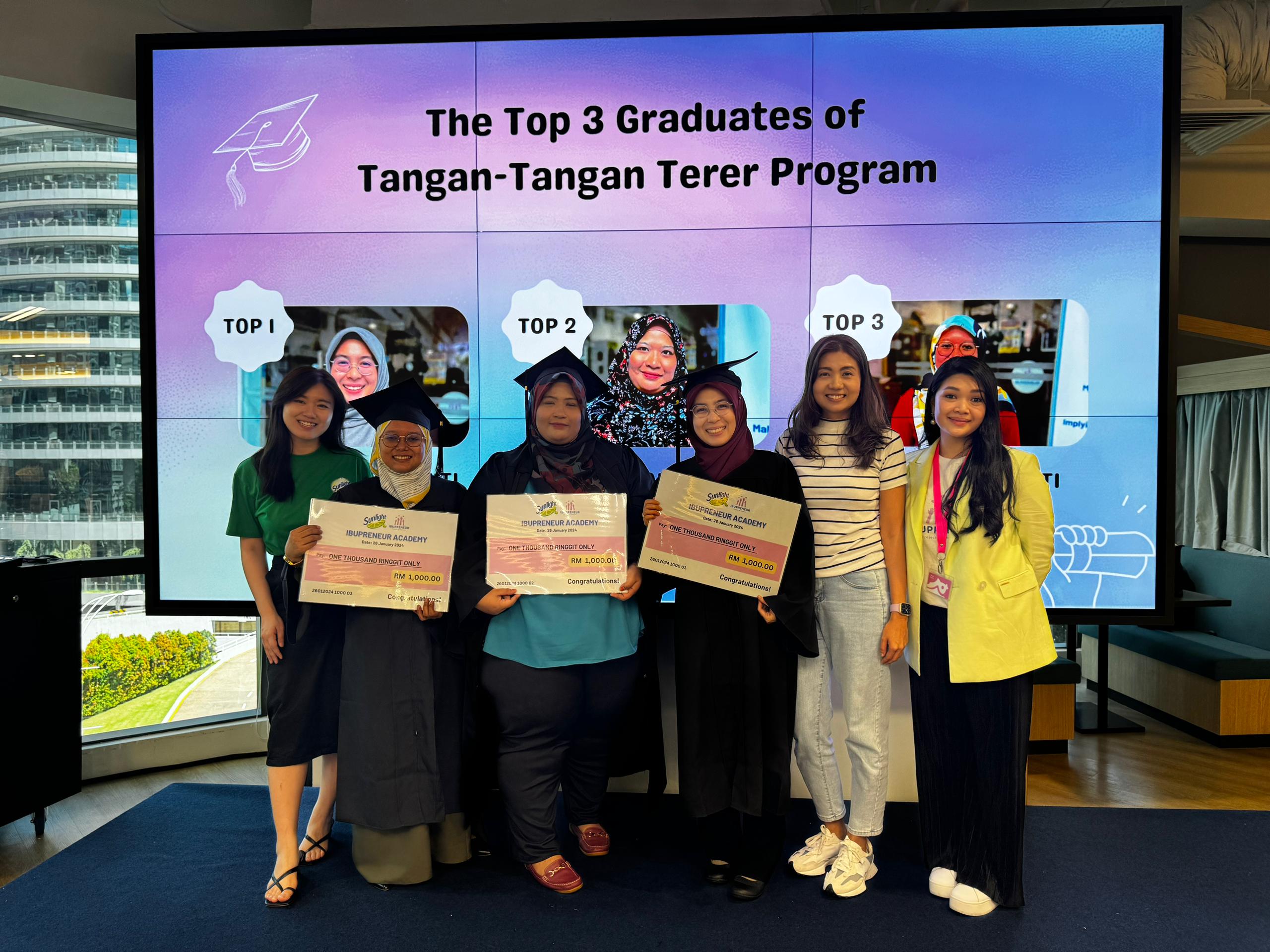 Top 3 graduates of the Sunlight Malaysia Tangan Tangan Terer programme at the recent graduation ceremony