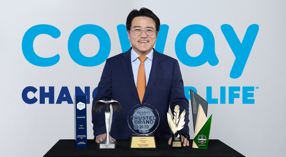 Kyle Choi, Chief Executive Officer (CEO) of Coway Malaysia and Head of Asia Region Business Unit, Coway presents the 5 awards the comapny has achieved.