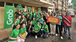 A group photo featuring Grab drivers and delivery riders, representatives from The Lost Food Project and fellow Grabbers to mark the conclusion of the #GongXiMakan For All initiative.