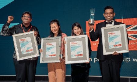 4 Malaysian UK alumni, Professor Dr Abhi Veerakumarasivam, Wendy Teo Boon Ting, Sr Vicky How Peck Ying, and Dr. Murallitharan Munisamy posing with their awards