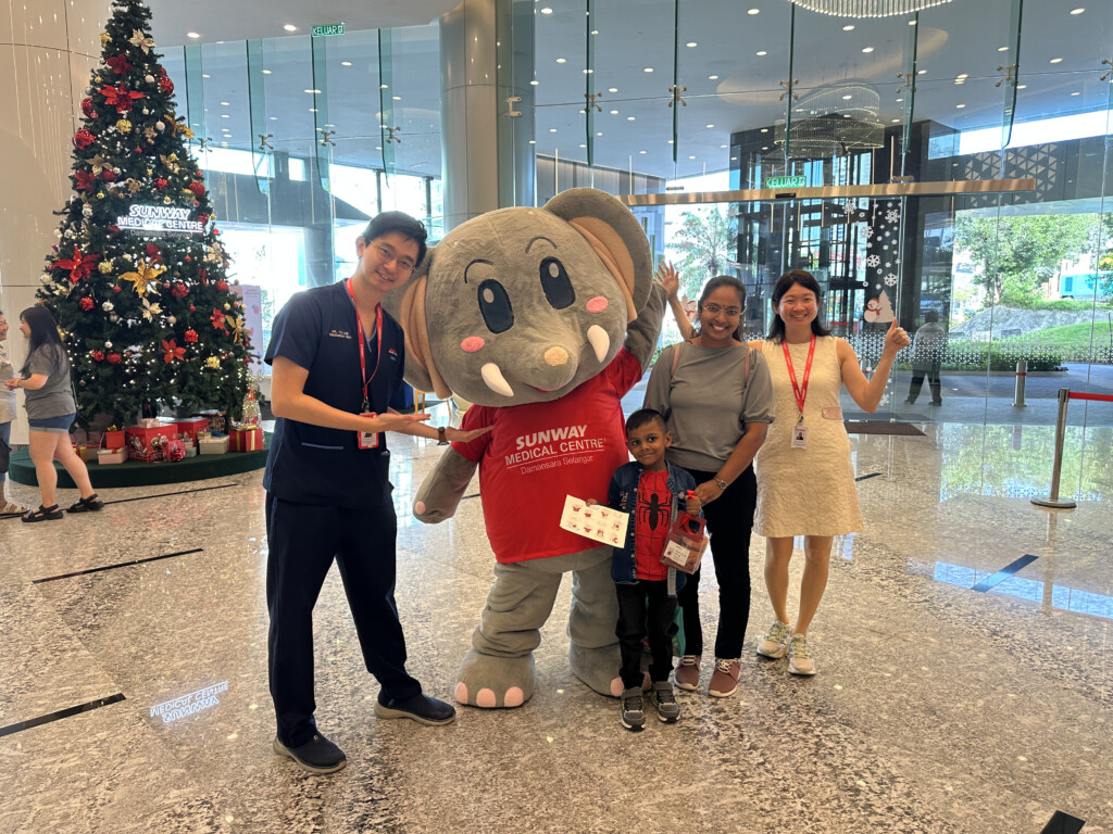 Dr Lee Tuan Cheong Medical Director cum Consultant Emergency Physician and Dr Low Siaw Nee Consultant Neurosurgeon handing out welcome gifts to our patients during the Opening Carnival