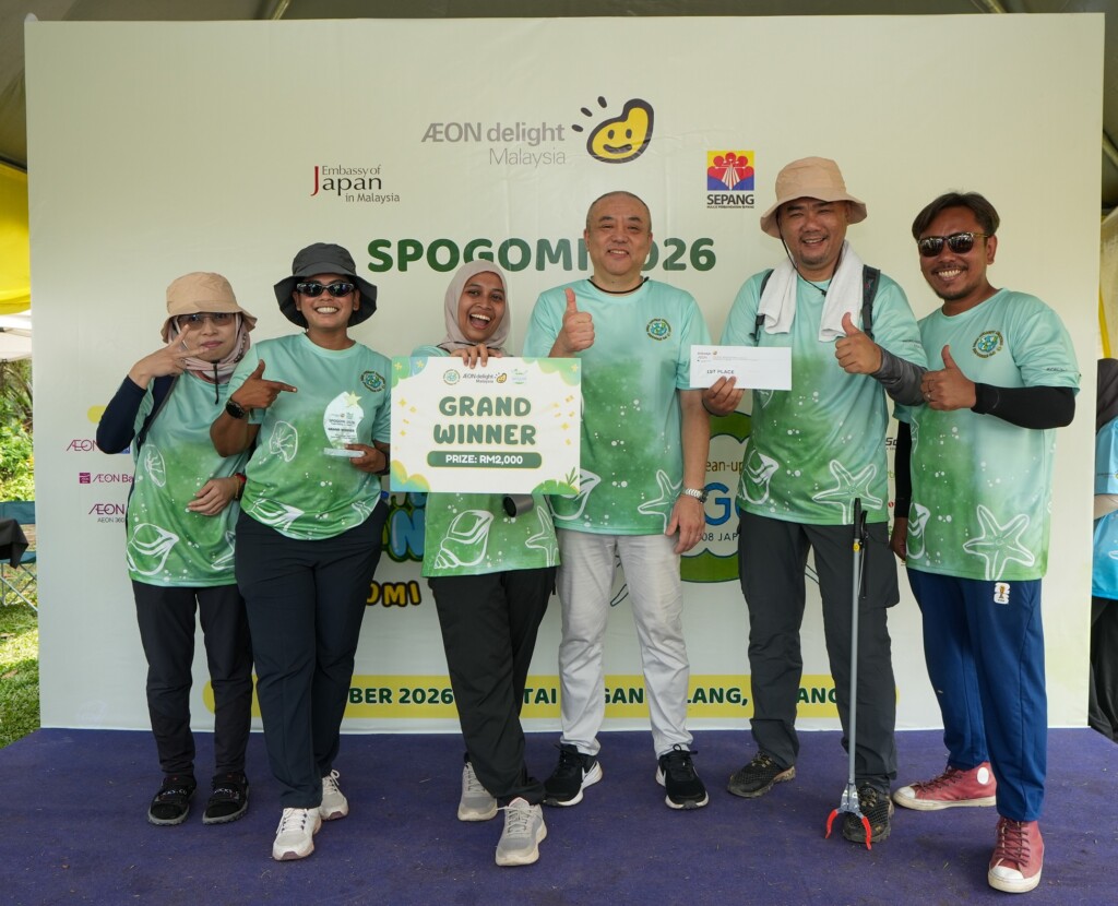 Shuji Gobara, Managing Director of AEON Delight (3rd from right), with ABM Team 7, the SPOGOMI 2026 Champions